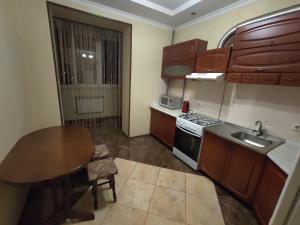 une petite cuisine avec une table et un évier dans l'établissement Daily rent Apartments 5, à Ivano-Frankivsk