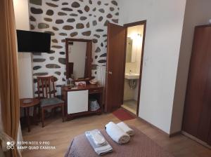 Televízia a/alebo spoločenská miestnosť v ubytovaní Porto Lesvos hotel
