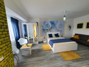 una camera da letto con un letto e un soggiorno di Garsoniera Argedava a Bucarest