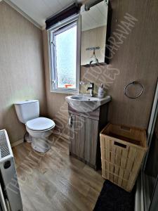 Koupelna v ubytování Tattershall Luxury Hot Tub Caravan