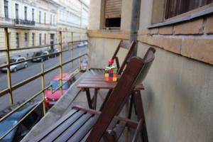 una mesa de madera y sillas sentadas en un balcón en Downtown central-apartment, en Oradea
