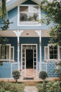 una casa azul y blanca con una puerta principal en CASA STELLA en Heredia