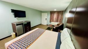 TV a/nebo společenská místnost v ubytování Home Place Inn and Suites-Hobby + 7 fotografií