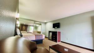 TV a/nebo společenská místnost v ubytování Home Place Inn and Suites-Hobby