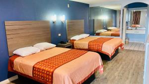 Postel nebo postele na pokoji v ubytování Home Place Inn and Suites-Hobby
