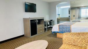 TV a/nebo společenská místnost v ubytování Home Place Inn and Suites-Hobby