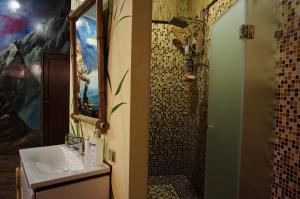 y baño con lavabo y ducha. en Great accommodation for rest and relaxation!, en Vishenki