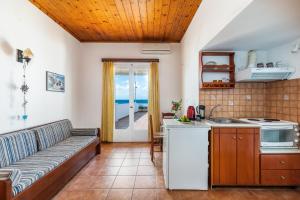 Kuchyňa alebo kuchynka v ubytovaní Servani Studios & Suites + 37 fotografií