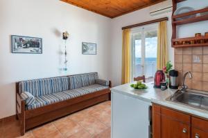 Kuchyňa alebo kuchynka v ubytovaní Servani Studios & Suites