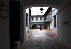 une allée vide avec une arcade dans un bâtiment dans l'établissement Lublin Apartaments, à Lublin