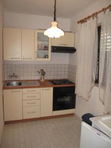 Кухня или мини-кухня в Apartments Žuvela
