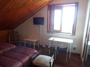 een woonkamer met een bank en een raam bij b&b Casa di Antonio_Etna Vacanze in Trecastagni