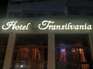 un cartel en la parte delantera de una traducción de hotel en Hotel Transilvania Zalău, en Zalău