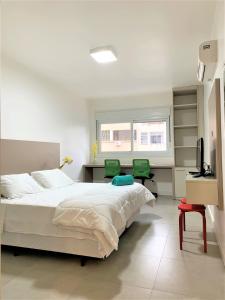 a bedroom with a bed and a desk and a television at Apartamento impecável FM - RETIRADA DAS CHAVES MEDIANTE AGENDAMENTO COM UMA HORA DE ANTECEDÊNCIA COM ANDREIA OU LUIS in Porto Alegre