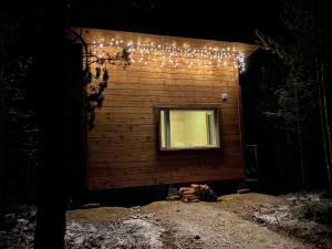 un edificio con una finestra con luci di Aurora Husky Hut a Inari