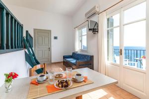 Posedenie v ubytovaní Servani Studios & Suites