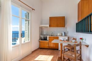 Kuchyňa alebo kuchynka v ubytovaní Servani Studios & Suites