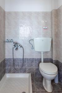 Kúpeľňa v ubytovaní Servani Studios & Suites
