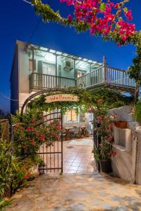 Vonkajšia záhrada v ubytovaní Servani Studios & Suites