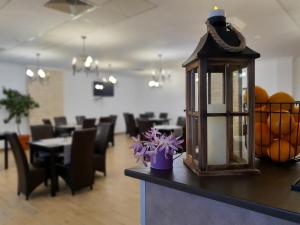 a lantern sitting on top of a counter in a restaurant at MOTEL PRISLOP in Haţeg