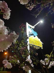 una señal para un restaurante de guisantes por la noche en Pousada Casa da Serra, en Urubici