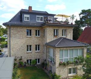 een groot bakstenen huis met een balkon. bij Green Caroline in Berlijn