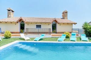 Bazén v ubytovaní Spacious villa with sea view in Olivella + private pool alebo v jeho blízkosti