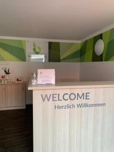 ein Willkommenszeichen für eine Gesundheitsklinik in der Unterkunft best business bühl - boardinghouse in Bühl