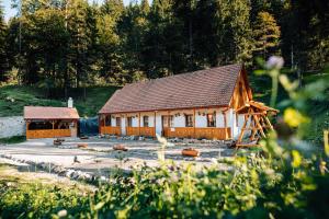 un grand bâtiment en bois avec un kiosque dans l'établissement LOLO Park Resort, à Lacu Roșu