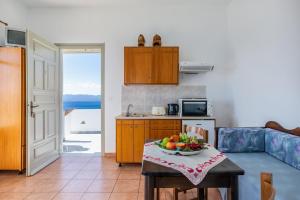 Kuchyňa alebo kuchynka v ubytovaní Servani Studios & Suites