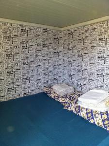 una camera con una parete, un letto e una parete con di Two Rooms Cabin House (Self Check-In) a Bucarest