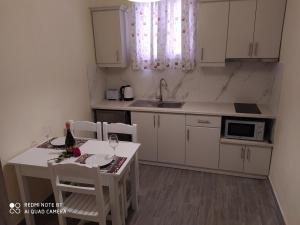 Kuchyň nebo kuchyňský kout v ubytování Moros Apartments