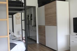 een slaapkamer met een stapelbed en een spiegel bij SUPERDEVOLUY STUDIO au 433S in Le Dévoluy