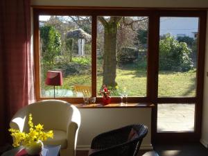 a room with a window looking out at a garden at Ferienwohnung Heidi Batzlen in Daisendorf