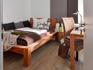 Schlafzimmer mit einem Bett, einem Schreibtisch und einem Stuhl in der Unterkunft Landgasthof Ochsen in Seelbach