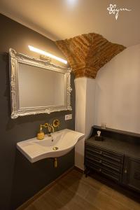 W łazience znajduje się umywalka i lustro. w obiekcie Apartamentos Turísticos AbrilyMarzo w mieście Cáceres