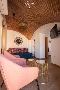 salon z kanapą i stołami w obiekcie Apartamentos Turísticos AbrilyMarzo w mieście Cáceres