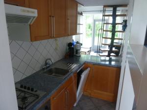 uma cozinha com um lavatório e uma bancada em Ferienhaus Lisakowski em Warmenhuizen