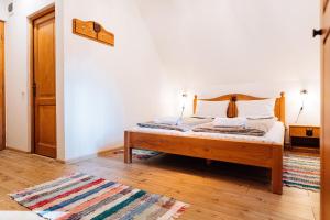 a bedroom with a bed with a wooden headboard at LOLO Park Resort in Lacu Rosu