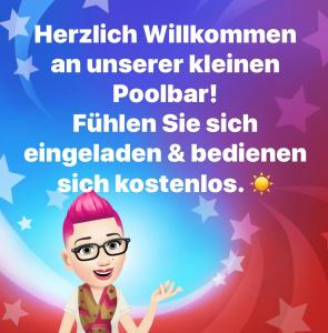 een poster van een klein meisje met roze haar en bril bij Hotel Kaiserhof in Munster im Heidekreis