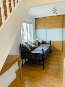um quarto com uma cama e uma janela em Furzy House em Pembrokeshire