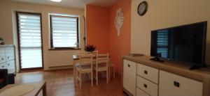 Televízia a/alebo spoločenská miestnosť v ubytovaní Apartament Akuratny Zakopane