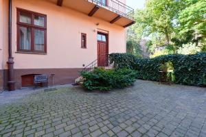 una casa con un patio in mattoni di fronte di Apartamenty Pod Aniołami a Cracovia