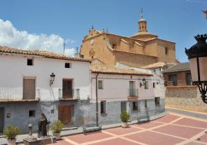 un grupo de edificios con un castillo en el fondo en Torrehermosa Rural en Torrehermosa