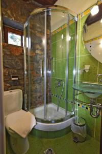 un bagno con doccia, WC e lavandino di Luxurious Residence at the Village Square a Palaios Agios Athanasios