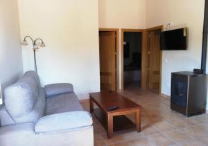 een woonkamer met een bank en een tafel bij Torrehermosa Rural in Torrehermosa