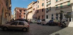 eine Gruppe von Autos, die auf einer Stadtstraße geparkt sind in der Unterkunft Abbracci leandra Rooms in Civitavecchia