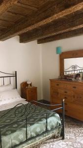 パレルモにあるCasa Vacanze Flaviaのベッドルーム1室(ベッド1台、鏡付きドレッサー付)