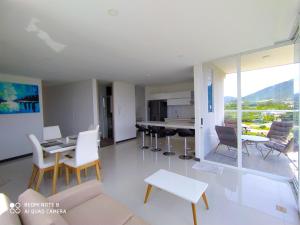 ein Wohnzimmer mit einem Sofa und einem Tisch in der Unterkunft Apartamento en Santa Marta, hermosa vista. in Santa Marta