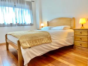 - une chambre avec un grand lit et une fenêtre dans l'établissement University of Minho- INL Campus Gualtar Apartment, à Braga